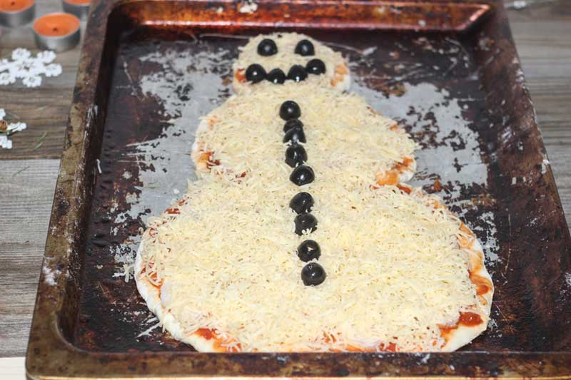 Пицца Снеговик. Укладываем начинку
