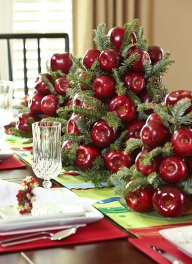 Оформление новогоднего стола. Елочки из яблок и еловых веток