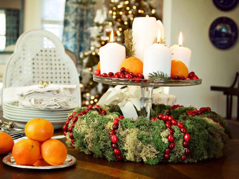 Оформление новогоднего стола. Венок изо мха и ягод