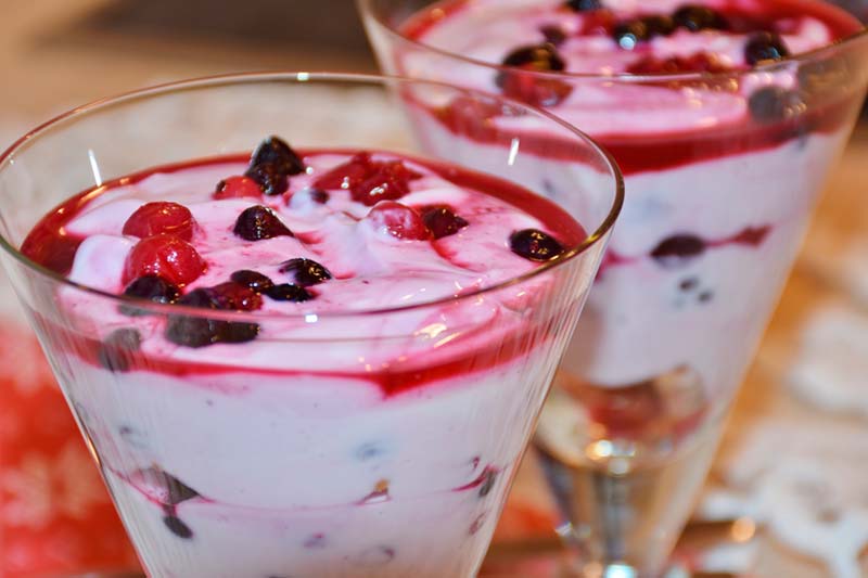 Кокосовый йогурт с ягодами