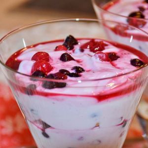 Кокосовый йогурт с ягодами